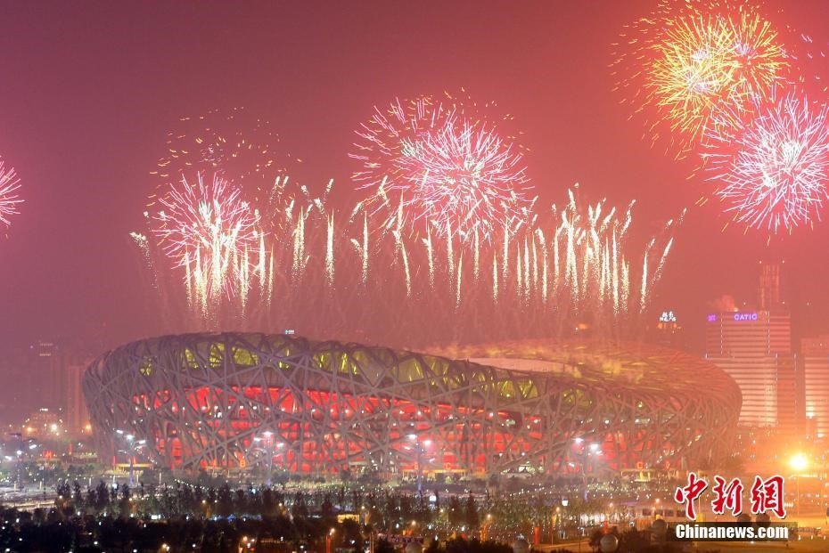 (圖為2008年8月8日晚，第二十九屆奧林匹克運動會在北京開幕。絢麗煙花綻放北京夜空，火樹銀花映“鳥巢”。 <a target='_blank' href='/'>中新社</a>記者 毛建軍 攝)