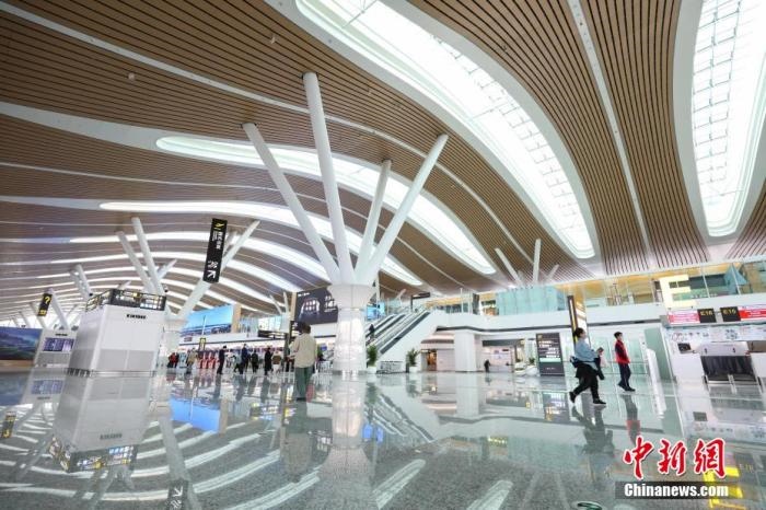 資料圖：貴陽龍洞堡國際機場T3航站樓出發(fā)大廳。 瞿宏倫 攝