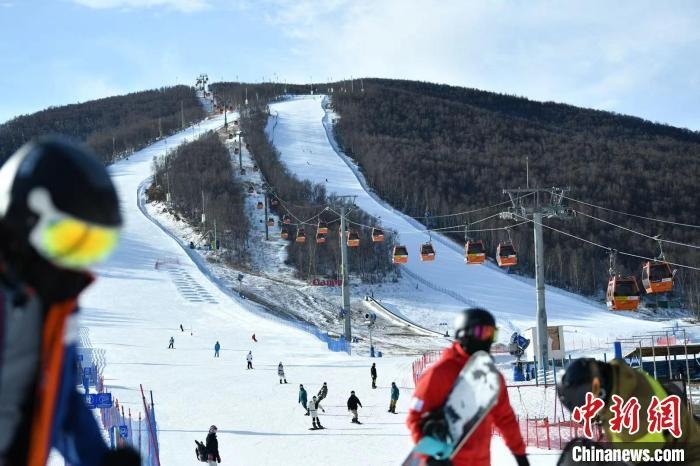 圖為游客在崇禮的滑雪場滑雪。　翟羽佳　攝