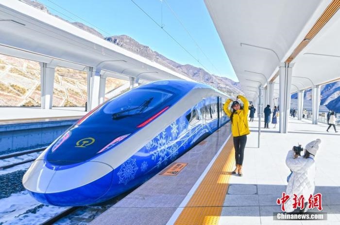 1月12日，河北省張家口市崇禮區(qū)，路側(cè)矗立的北京冬奧會標志。崇禮11日迎來降雪，雪后的崇禮冬奧氛圍濃。 <a target='_blank' href='/'>中新社</a>記者 賈天勇 攝