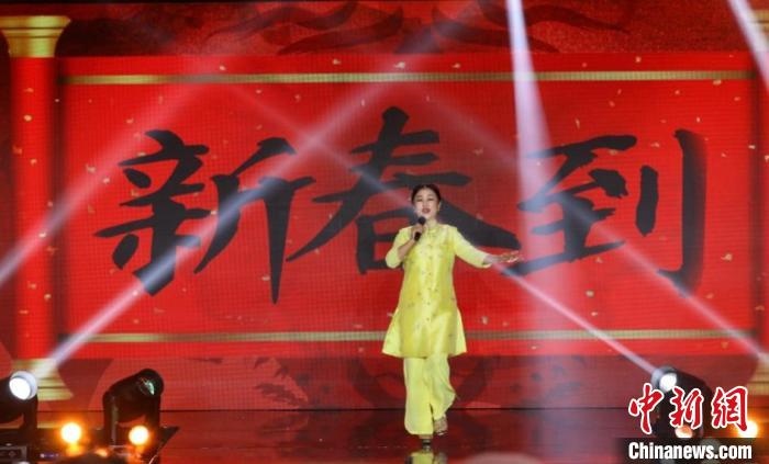朱明瑛演唱《新春到》?！”本┟裾块T供圖