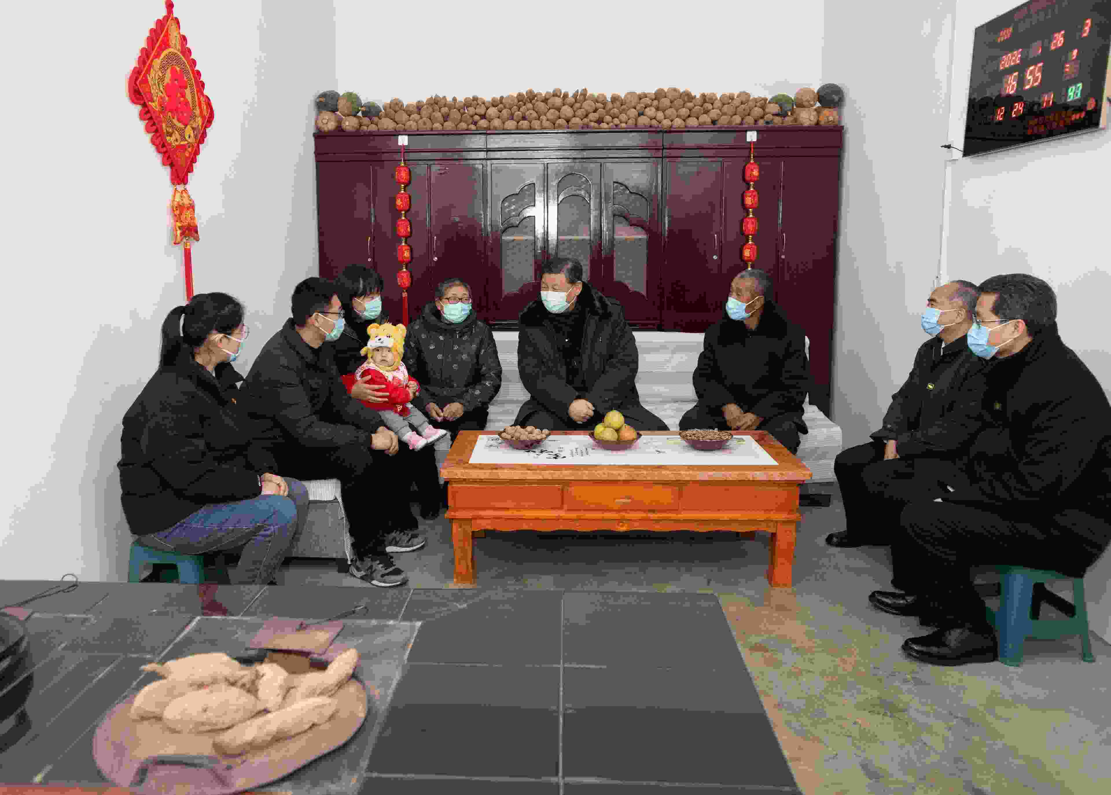 △2022年1月26日，中共中央總書記、國家主席、中央軍委主席習近平在臨汾市汾西縣僧念鎮(zhèn)段村同村民蔡文明一家親切交流。