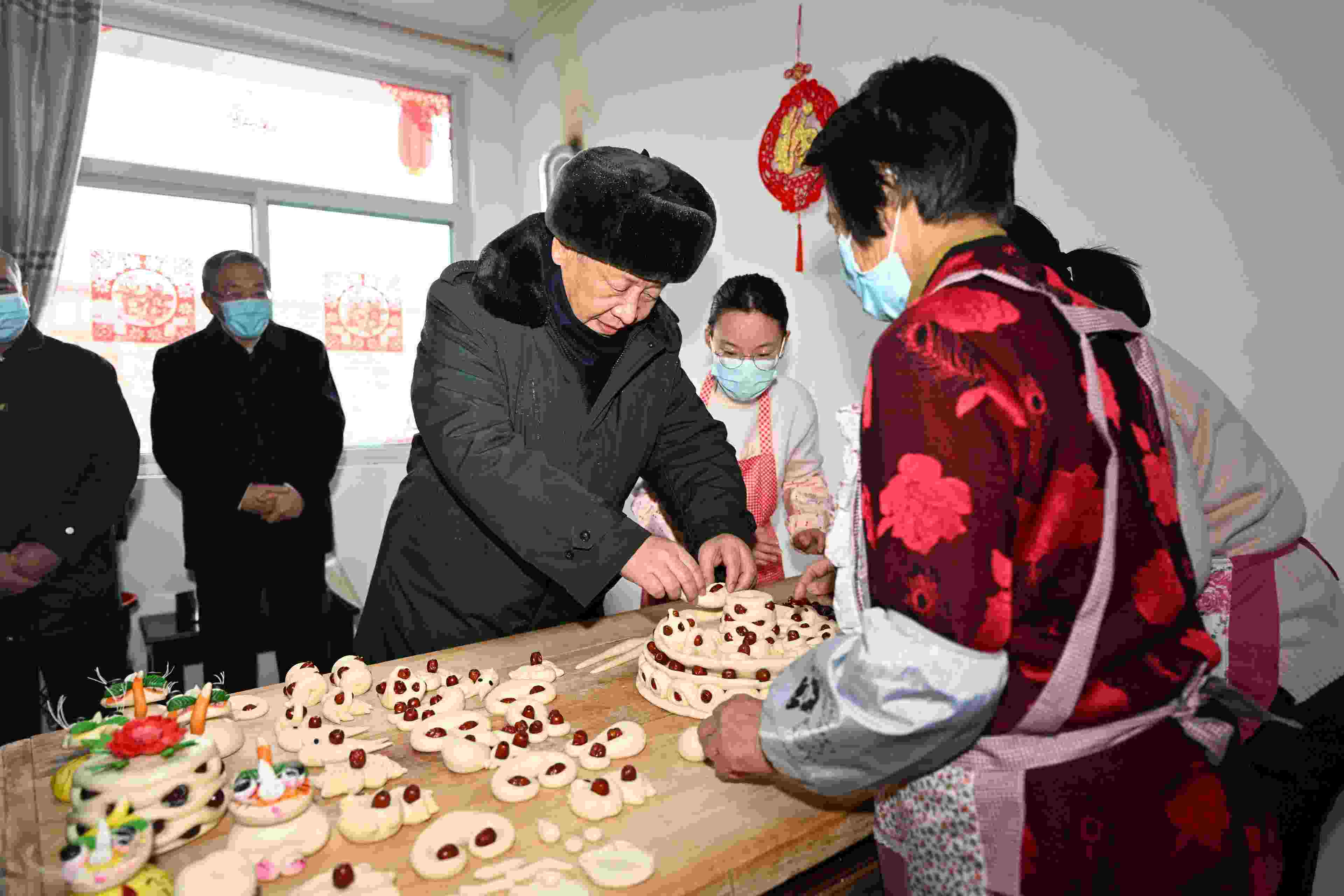 △2022年1月26日，中共中央總書記、國家主席、中央軍委主席習近平在臨汾市霍州市師莊鄉(xiāng)馮南垣村，同師紅兵一家做年饃。