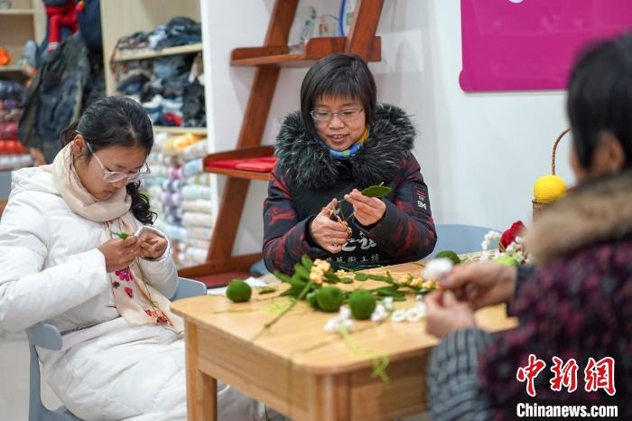 文創(chuàng)工作室的姐妹們正在鉤織月桂葉片?！」帕捡x 攝