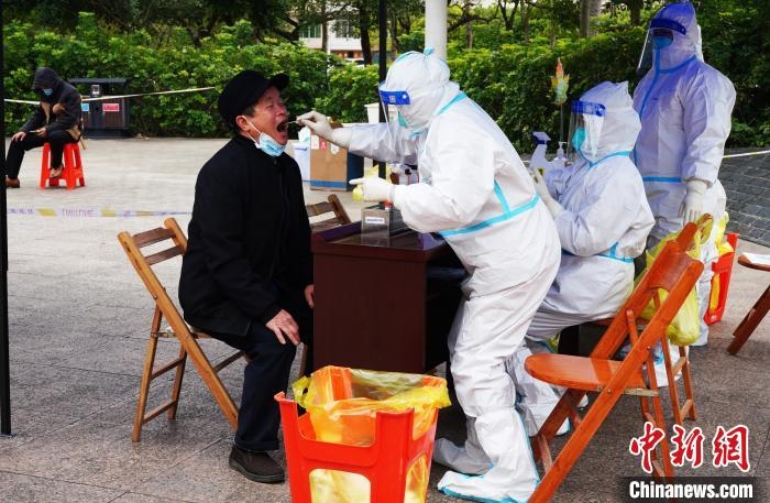 圖為德保縣組織民眾接受核酸檢測?！〉卤？h融媒體中心供圖