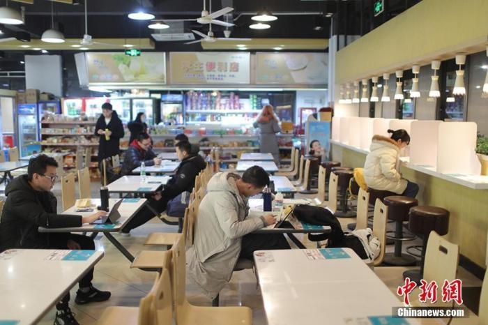 資料圖：考研學(xué)生在食堂內(nèi)復(fù)習(xí)。 泱波 攝