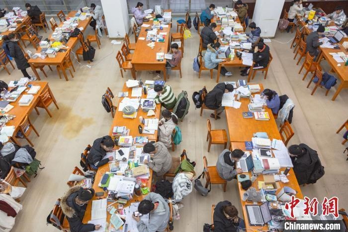 資料圖：南昌大學(xué)圖書館自習(xí)室內(nèi)，考生正在緊張復(fù)習(xí)。　劉力鑫 攝