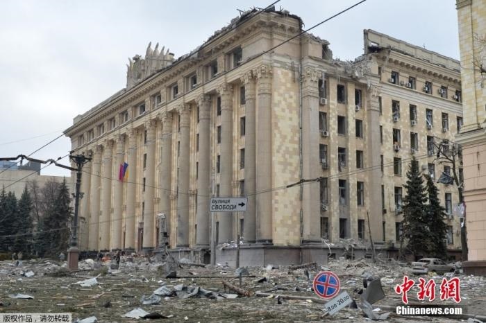 當(dāng)?shù)貢r間3月1日，烏克蘭哈爾科夫市中心的政府大樓廣場遭到炮擊。