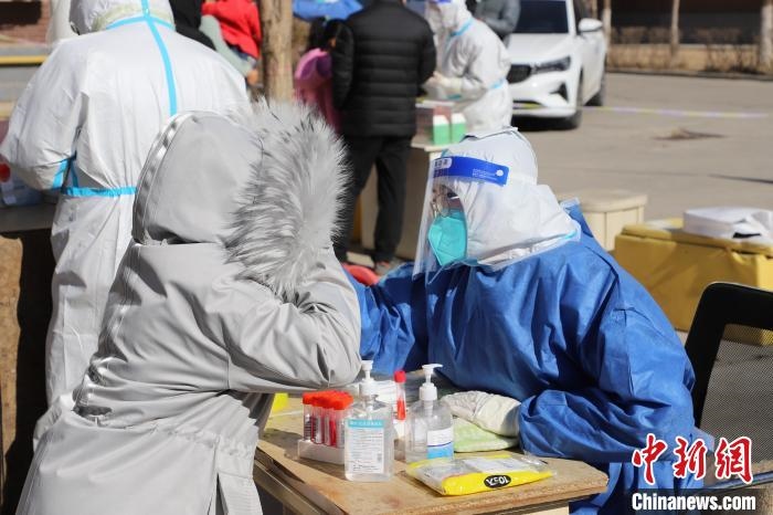 呼和浩特市民做核酸?！埩只?攝