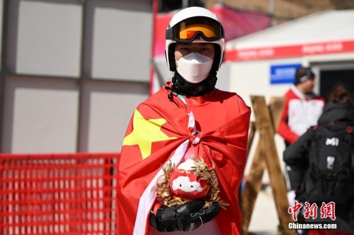 3月6日，中國(guó)選手梁景怡在賽后手捧吉祥物。當(dāng)日，北京2022年冬殘奧會(huì)殘奧高山滑雪男子超級(jí)大回轉(zhuǎn)-站姿決賽在國(guó)家高山滑雪中心舉行，中國(guó)選手梁景怡奪得冠軍。 <a target='_blank' href='/'>中新社</a>記者 劉冉陽 攝 　