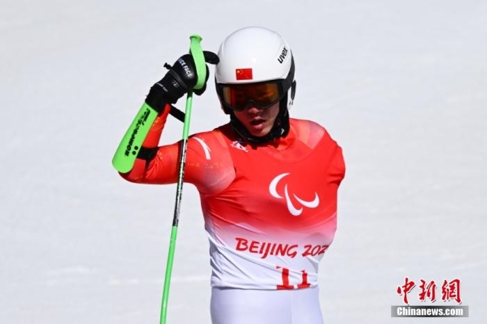3月6日，中國(guó)選手梁景怡賽后慶祝勝利。當(dāng)日，北京2022年冬殘奧會(huì)殘奧高山滑雪男子超級(jí)大回轉(zhuǎn)-站姿決賽在國(guó)家高山滑雪中心舉行，中國(guó)選手梁景怡奪得冠軍。 <a target='_blank' href='/'>中新社</a>記者 劉冉陽 攝 　