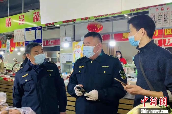 圖為執(zhí)法人員進(jìn)行調(diào)查?！±铈面谩z