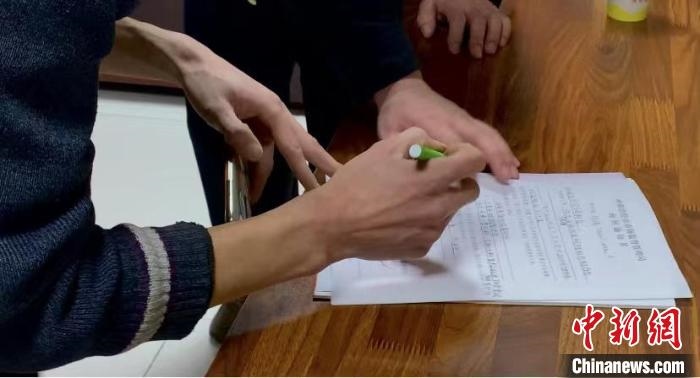 圖為現(xiàn)場下達(dá)詢問通知書?！±铈面?攝