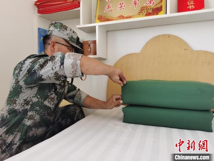 圖為謝寶民以軍人標(biāo)準(zhǔn)要求自己?！∈茉L者供圖