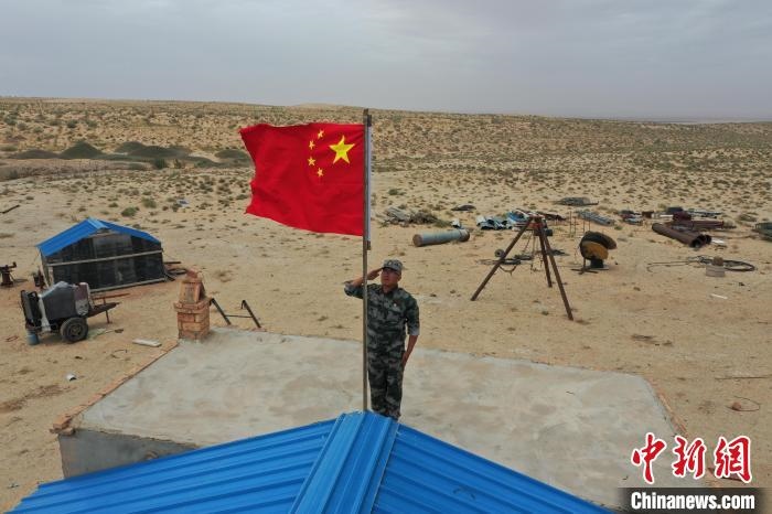 圖為每天升旗是謝寶民的必修課。　受訪者供圖