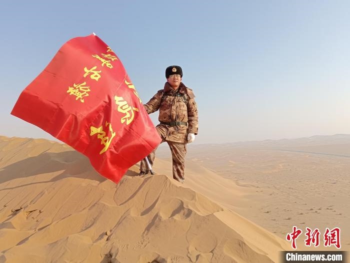圖為在荒漠中駐守的謝寶民?！∈茉L者供圖