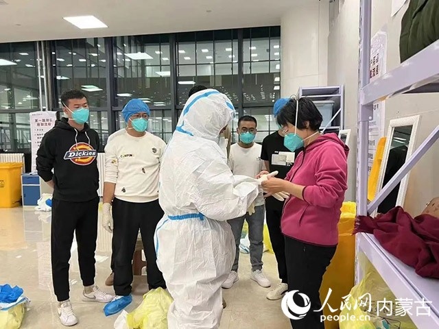 醫(yī)護(hù)人員正在方艙醫(yī)院工作。呼和浩特市第一醫(yī)院供圖