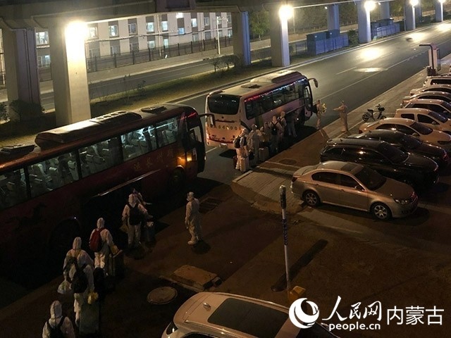 高校學(xué)生有序登車，前往隔離點。內(nèi)蒙古教育廳供圖