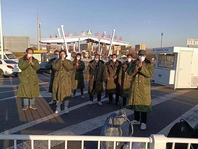 護(hù)送農(nóng)民工安全返鄉(xiāng)。賽罕區(qū)民政局供圖