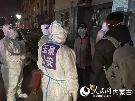 耐心溝通，居民們轉(zhuǎn)變態(tài)度。平安玉泉供圖