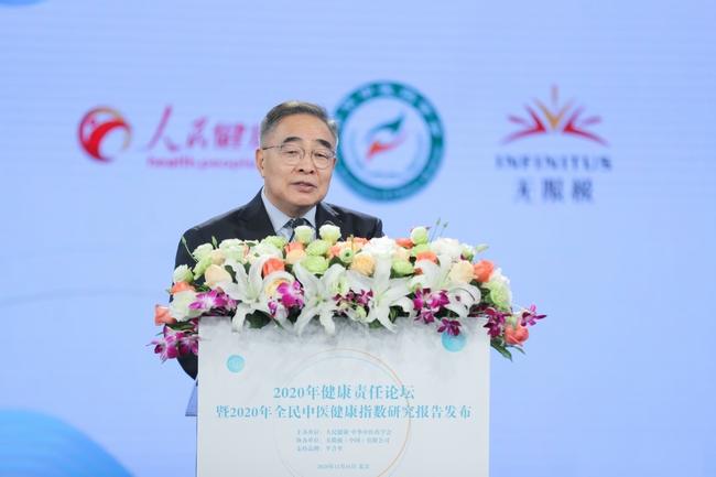 “人民英雄”國家榮譽稱號獲得者、中國工程院院士、天津中醫(yī)藥大學(xué)校長張伯禮圍繞中醫(yī)藥戰(zhàn)“疫”的經(jīng)驗和貢獻進行了主題演講.jpg
