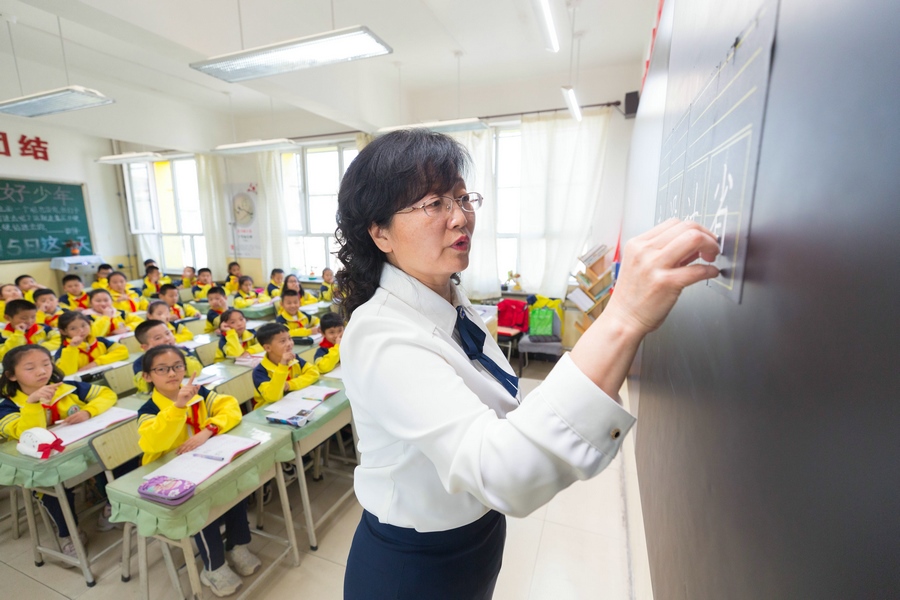 民族路小學(xué)（迎賓校區(qū)），語(yǔ)文老師燕凌云正在帶領(lǐng)同學(xué)們書(shū)寫漢字.jpg