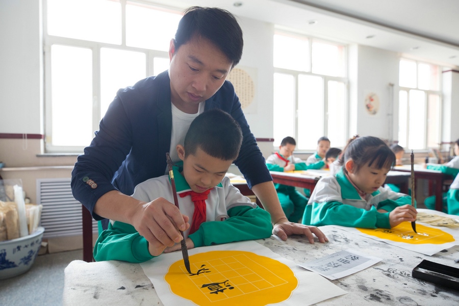 北重一小，書(shū)法老師岳志剛正在指導(dǎo)學(xué)生.jpg