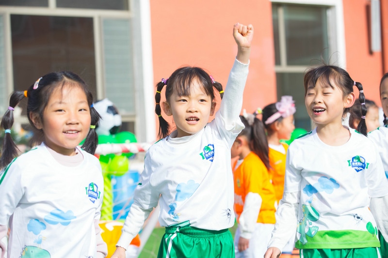 7.趣味比賽中，取得進(jìn)球的孩子正在慶祝.jpg