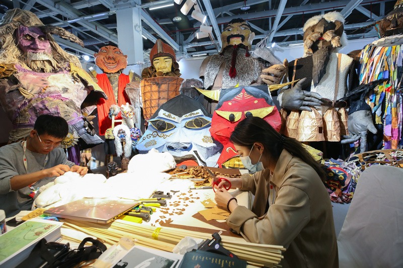 5.烏蘭劇社戲劇創(chuàng)作實(shí)踐工作坊，內(nèi)蒙古藝術(shù)學(xué)院學(xué)生現(xiàn)場(chǎng)制作相關(guān)道具.jpg