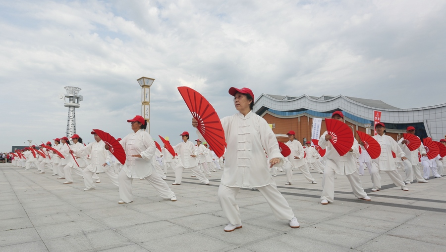 十四冬倒計(jì)時(shí)200天全面健身系列活動(dòng)啟動(dòng)儀式上的太極扇表演。（李峰 攝）.JPG
