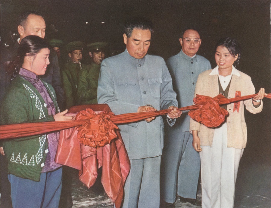 1959年10月15日，周恩來總理親自為包鋼一號(hào)高爐出鐵剪彩。.jpg