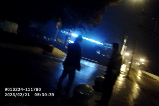 報(bào)警人唐師傅向民警講述情況 。資陽(yáng)公安供圖