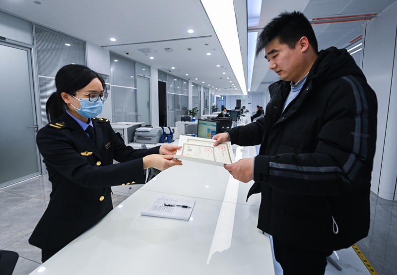 2023年2月8日，浙江省湖州市吳興區(qū)，企業(yè)負責人在中小微企業(yè)一站式服務平臺領取營業(yè)執(zhí)照。