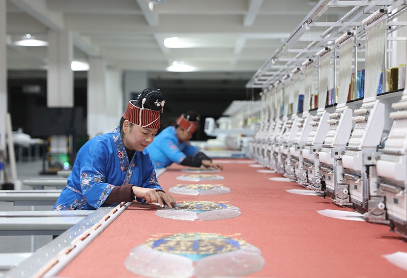 2023年2月13日，貴州省黔東南苗族侗族自治州施秉縣工業(yè)園區(qū)，工人在機繡車間作業(yè)。
