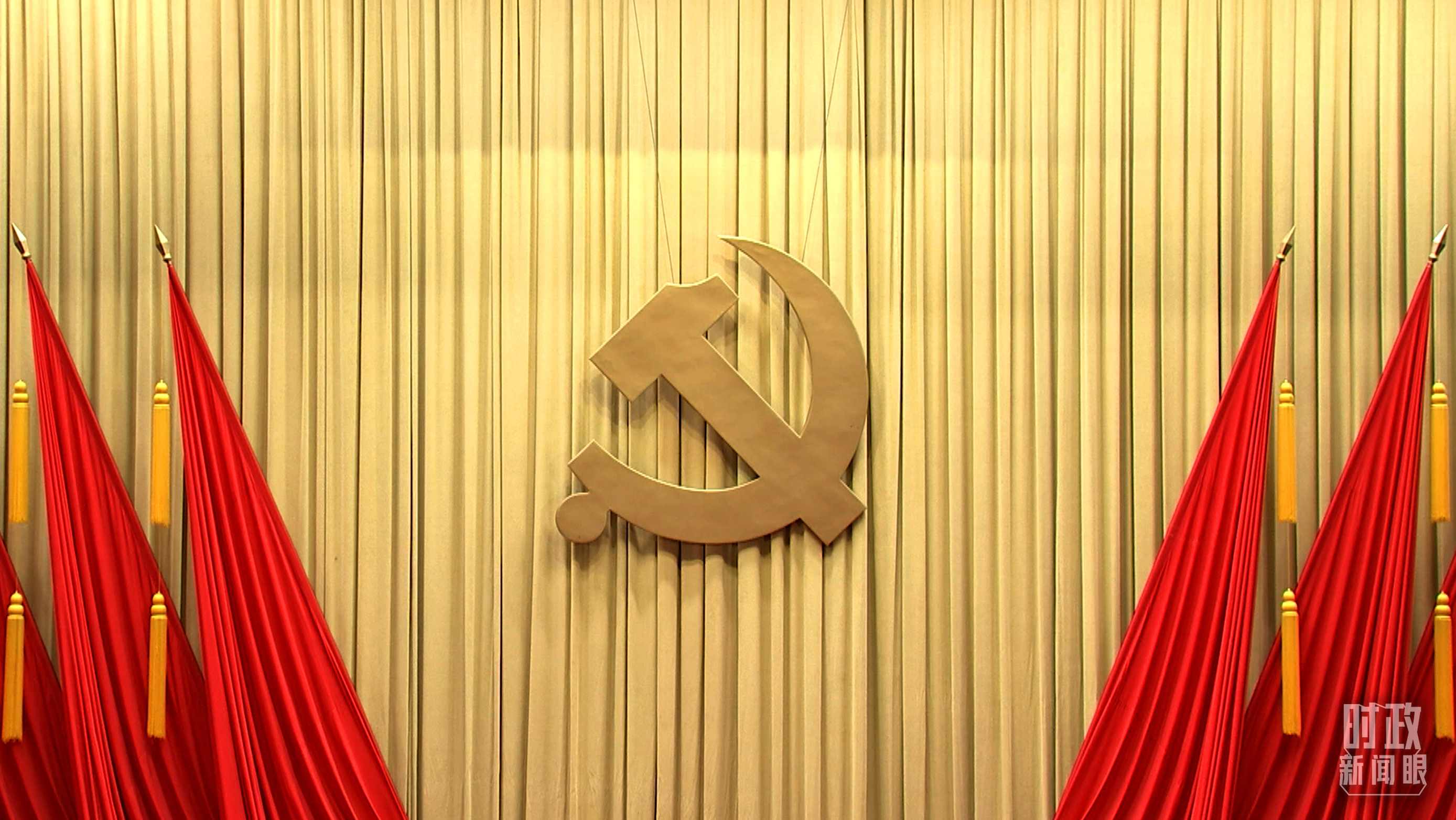 △會場上莊嚴的黨徽。（總臺央視記者郭鴻拍攝）