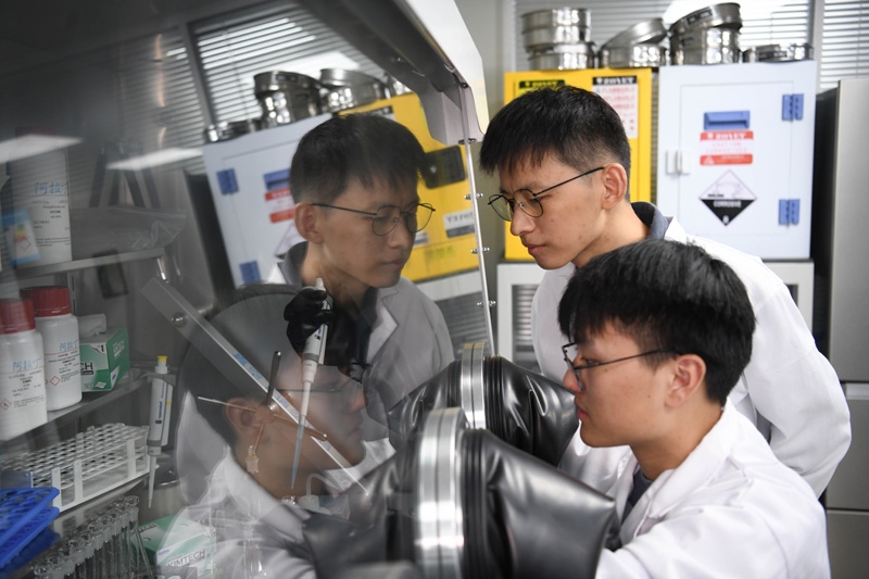 2022年10月19日，中國科學(xué)技術(shù)大學(xué)地球和空間科學(xué)學(xué)院研究員、青年教師郝記華（后）在實(shí)驗(yàn)室與學(xué)生交流。
