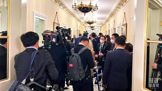  △等待進入會場的新聞記者擠滿走廊。（總臺央視記者程鋮拍攝）