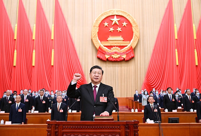 2023年3月10日，十四屆全國人大一次會(huì)議在北京人民大會(huì)堂舉行第三次全體會(huì)議。習(xí)近平全票當(dāng)選為中華人民共和國主席、中華人民共和國中央軍事委員會(huì)主席。這是習(xí)近平進(jìn)行憲法宣誓。
