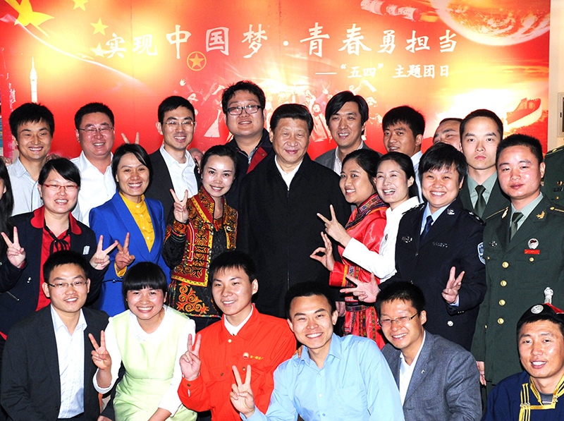 2013年5月4日，習(xí)近平總書(shū)記來(lái)到中國(guó)航天科技集團(tuán)公司中國(guó)空間技術(shù)研究院，同各界優(yōu)秀青年代表座談并發(fā)表重要講話。這是座談會(huì)前，習(xí)近平和在展廳參觀的優(yōu)秀青年代表合影。