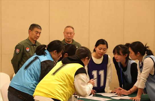 2023年4月4日，參加海軍招飛選拔的學(xué)生在心理選拔環(huán)節(jié)討論發(fā)言，海軍飛行人才心理選拔專(zhuān)家對(duì)參檢學(xué)生進(jìn)行活動(dòng)觀察。