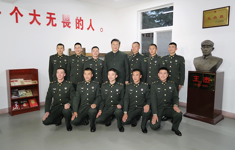 2017年12月13日，中共中央總書記、國家主席、中央軍委主席習(xí)近平到第71集團軍視察。這是習(xí)近平同“王杰班”戰(zhàn)士合影。