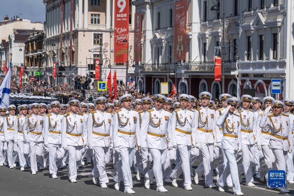 5月9日，在俄羅斯符拉迪沃斯托克市，軍人參加閱兵式。新華社發(fā)（郭飛洲攝）