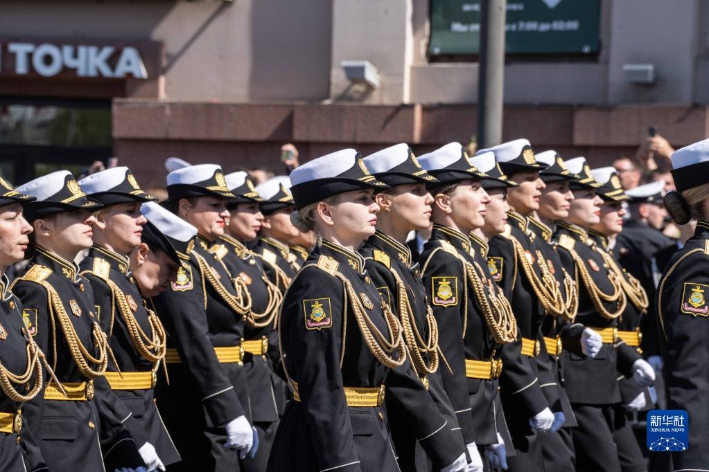 5月9日，在俄羅斯符拉迪沃斯托克市，軍人參加閱兵式。新華社發(fā)（郭飛洲攝）