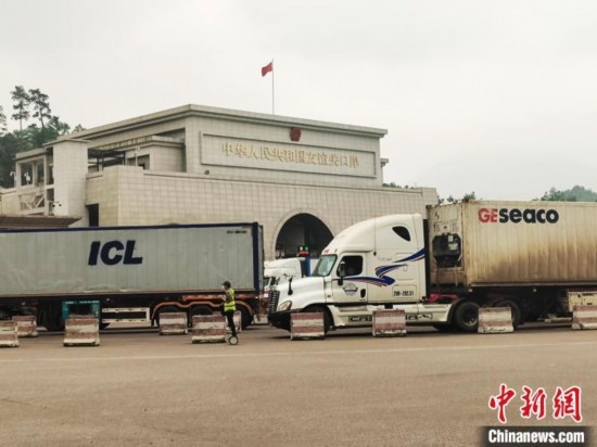 近日，位于中越邊境廣西憑祥市的友誼關(guān)口岸車(chē)水馬龍，裝載著東盟水果的跨境車(chē)輛來(lái)往不斷。黃艷梅 攝