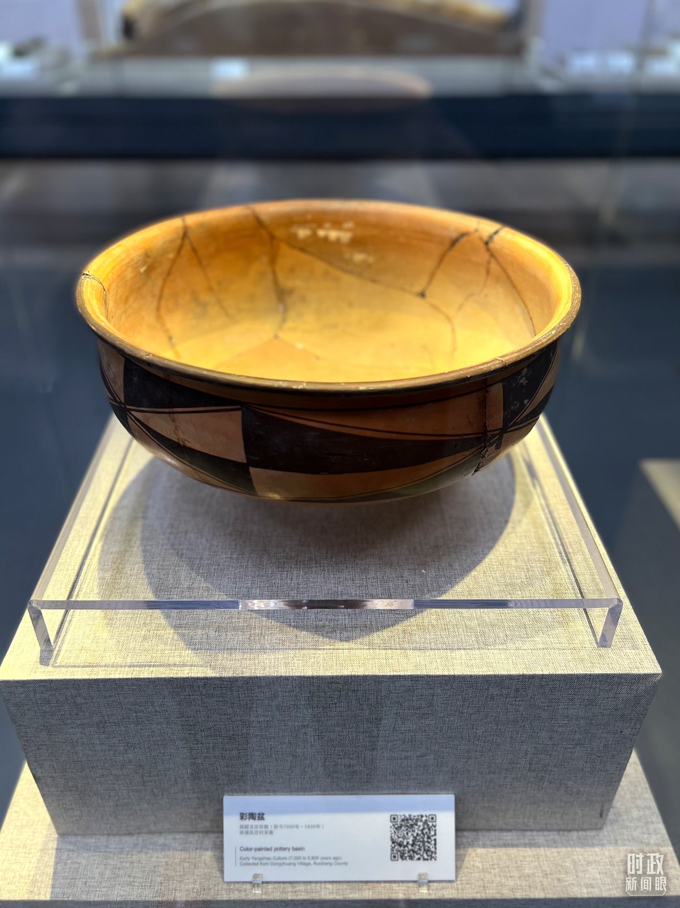 △運(yùn)城博物館內(nèi)展出的仰韶文化早期的彩陶盆。（總臺(tái)央視記者邢彬拍攝）