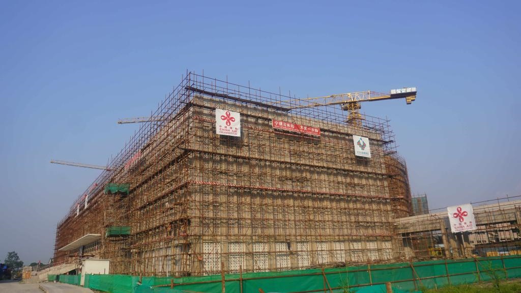 這是2023年5月23日在剛果（金）首都金沙薩拍攝的由中國援建的中部非洲文化藝術中心項目施工現(xiàn)場。