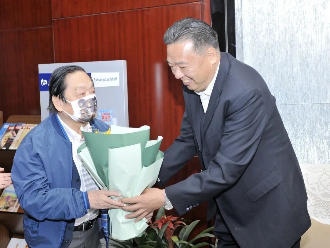 ▲青海省政協(xié)副主席、青海省林草局黨組書記、局長、祁連山國家公園青海省管理局局長李曉南在機(jī)場迎接韓美林