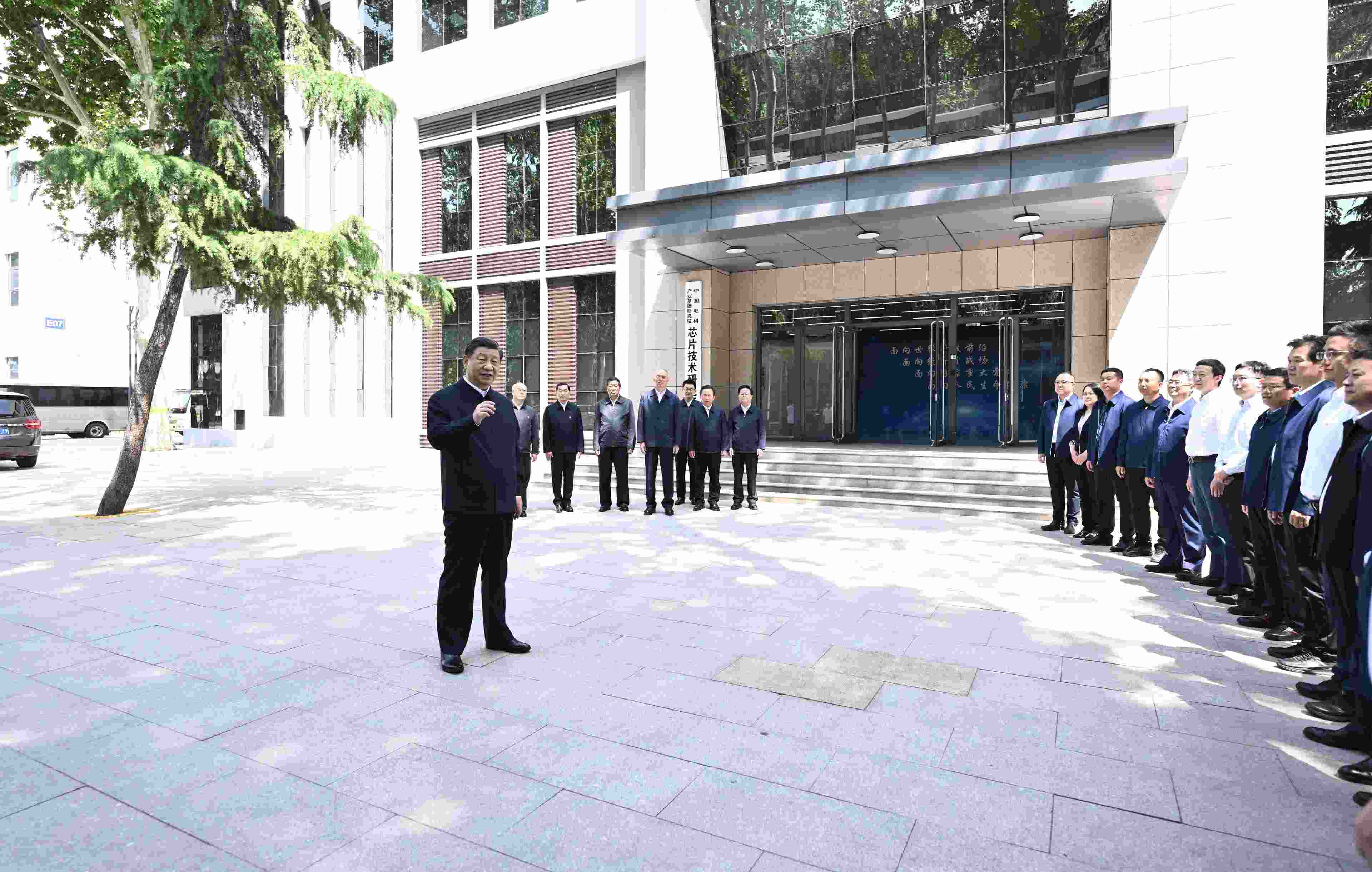 △2023年5月12日，習(xí)近平總書記在中國電科產(chǎn)業(yè)基礎(chǔ)研究院同科技工作者交流。