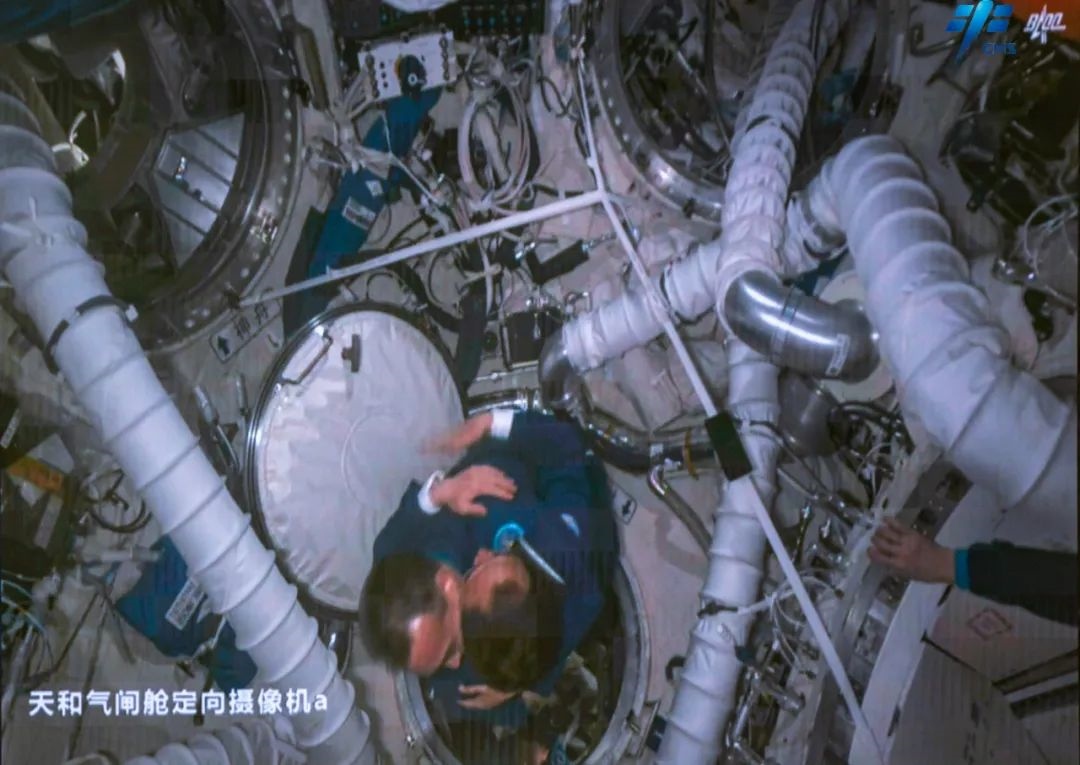 神舟十五號航天員歡迎遠道而來的新乘組。中國載人航天工程辦公室供圖
