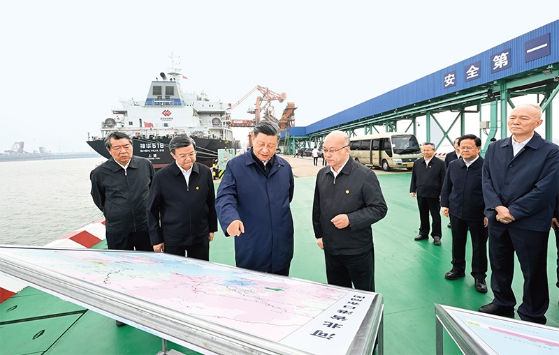 2023年5月11日至12日，中共中央總書記、國家主席、中央軍委主席習近平在河北考察，并主持召開深入推進京津冀協(xié)同發(fā)展座談會。這是11日下午，習近平在滄州市黃驊港煤炭港區(qū)碼頭考察。 新華社記者 李學仁/攝